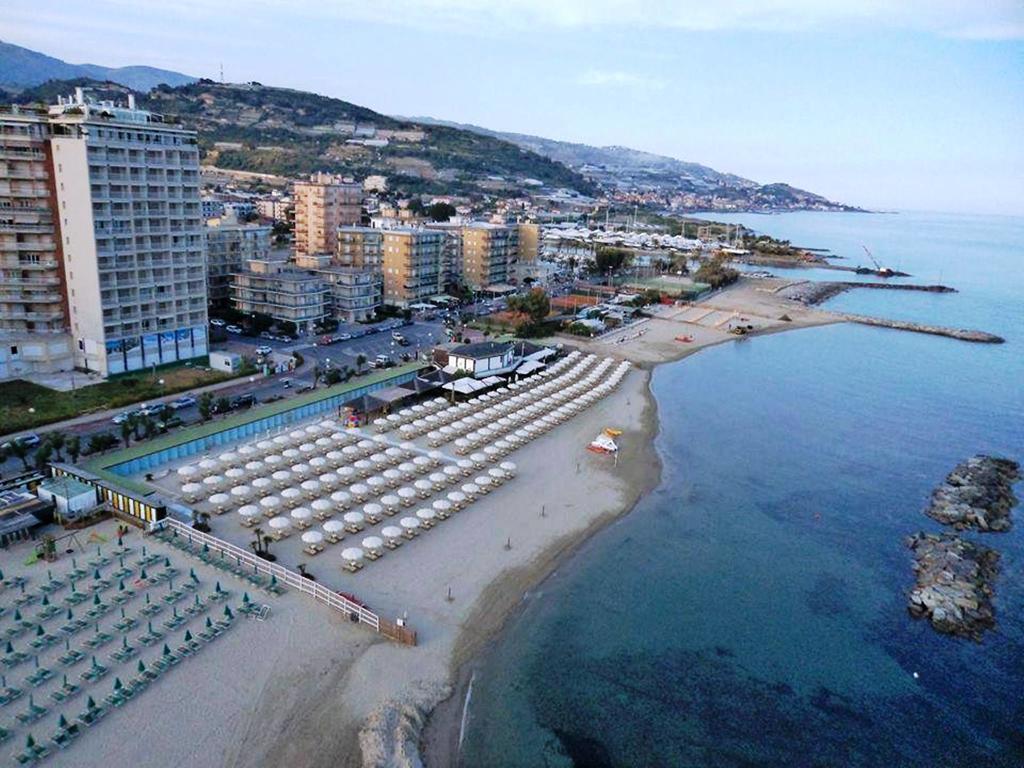 Hotel Svizzera Arma di Taggia Εξωτερικό φωτογραφία